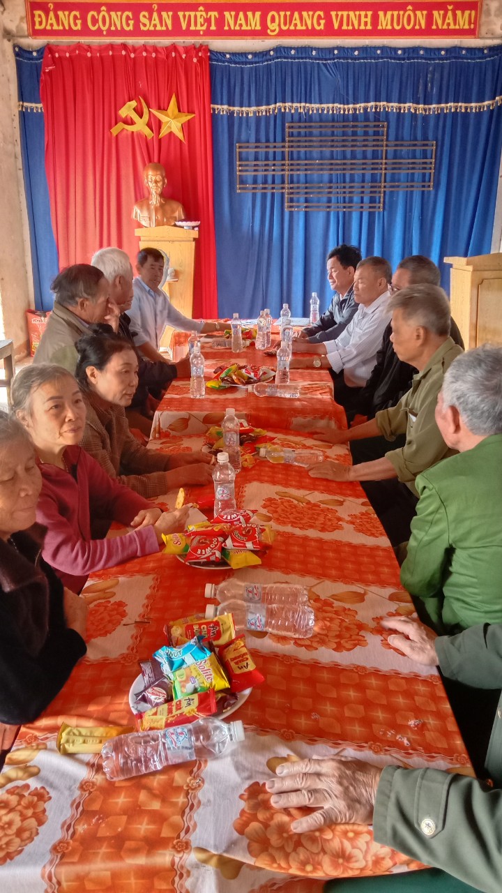 THĂM TẶNG QUÀ GIA ĐÌNH CHÍNH SÁCH, NGƯỜI CÓ CÔNG NHÂN DỊP TẾT NGUYÊN ĐÁN GIÁP THÌN NĂM 2024